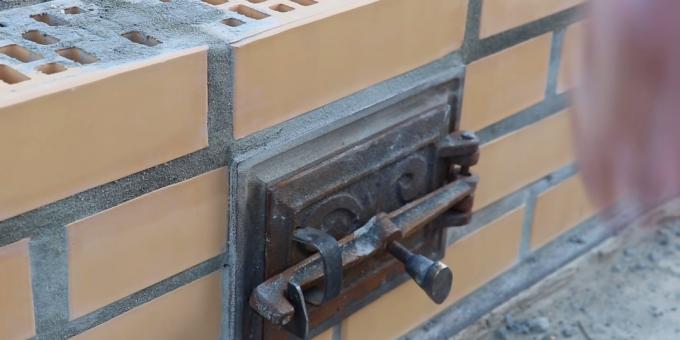 Sådan laver du en tandoor med dine egne hænder: Læg yderligere to rækker ydre murværk