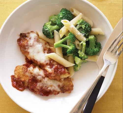Bagt med parmesan kylling med polyethylen og broccoli
