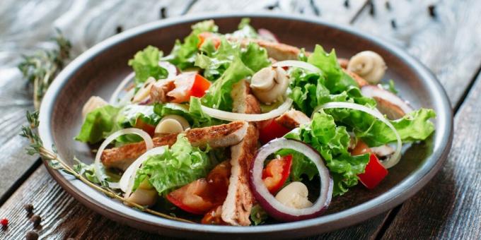 Salat med kylling og marinerede champignoner