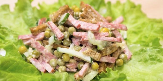 Salat med grønne ærter, pølse og kiks