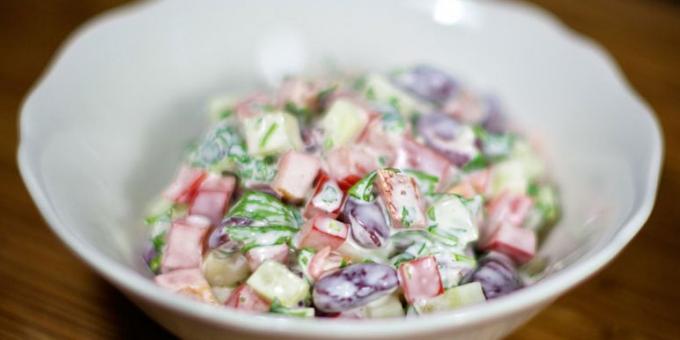 Salat med peberfrugt, bønner og agurker
