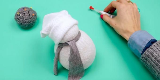 Snemand med sine egne hænder: lave et tørklæde og hat