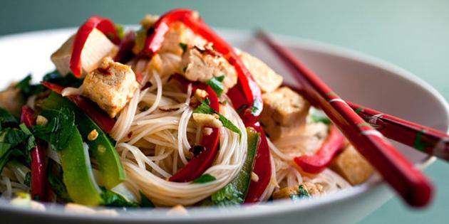 noodle retter: ris nudler med tofu og grøntsager