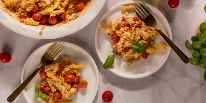 Tryk på TikTok. Pasta med bagt feta og tomater