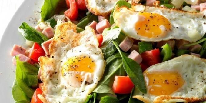 Salat med stegt æg, spinat, skinke og tomater