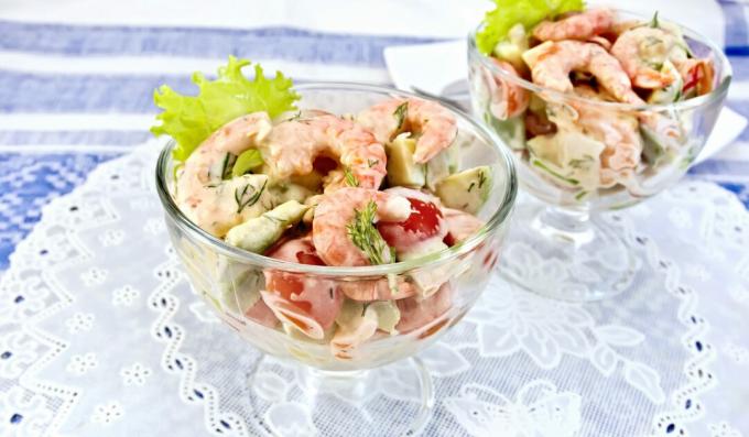 Salat med rejer, avocado og tomater