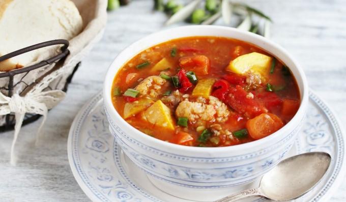 Suppe med courgette, aubergine og blomkål