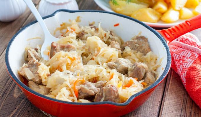 Sauerkraut med kød og kartofler