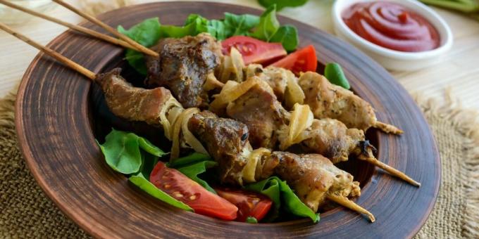 Svinekød shish kebab i ovnen