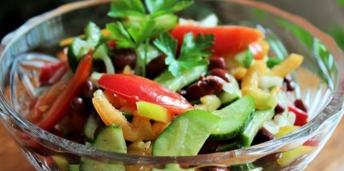 Salat med agurker, tomater, peberfrugter og bønner