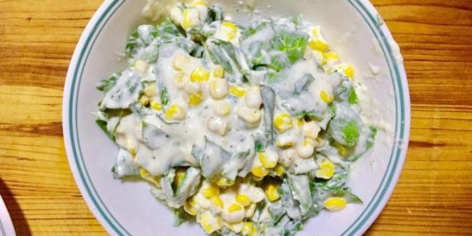 Salat med spinat og majs