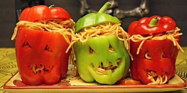 Retter til Halloween: Lederne af peberfrugter proppet med spaghetti med kød