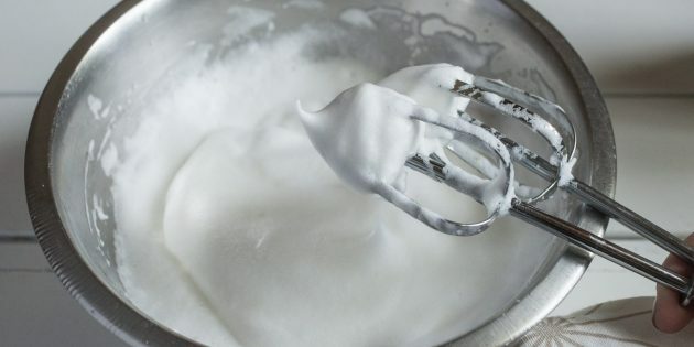 Usædvanlig røræg: opskrift. Pisk æggehvider til faste toppe ved maksimal mixerhastighed.