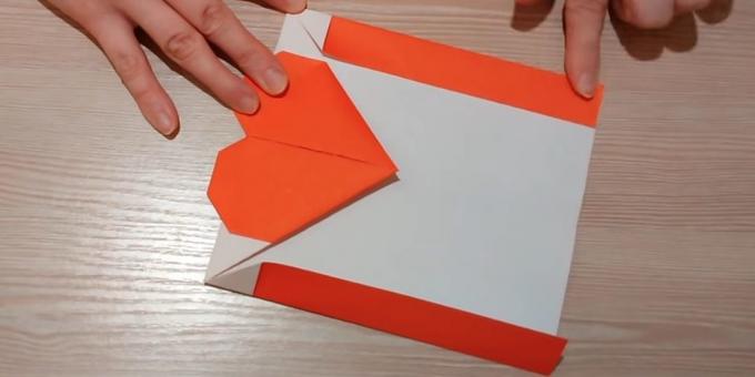 Vend papiret og fold sidekanterne