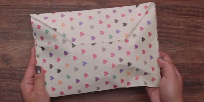Hvordan til at pakke en gave af en hvilken som helst form, i en konvolut lavet af papir