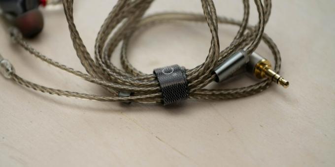 Fiio FH5: kabel er tykkere, men ikke mindre behageligt at røre ved