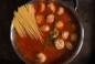 Spaghetti med kødboller og sauce i en skål