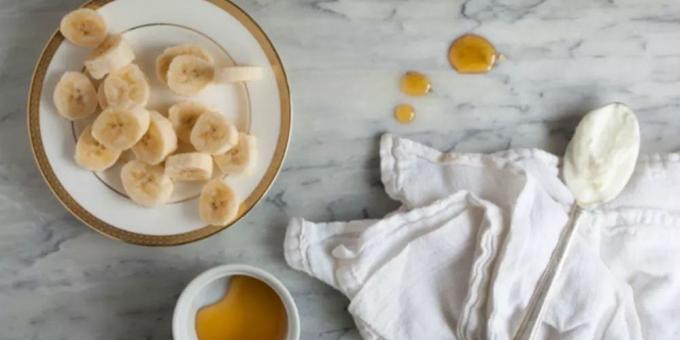 Ansigtsmaske baseret på en banan, yoghurt og honning