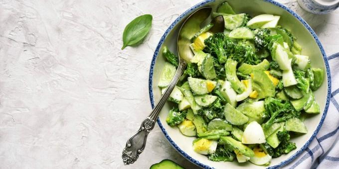 Salat med broccoli, æg og avocado