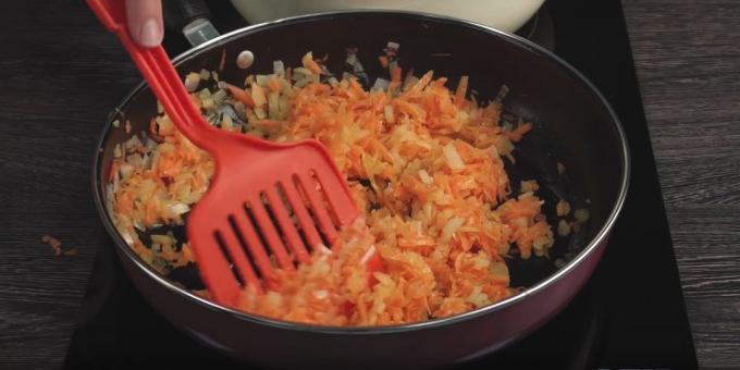 Trinvis opskrift på borscht: Steg løg og gulerod, kolben rystes, ca. 5 minutter