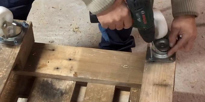 Sådan laver du en liggestol af paller med egne hænder