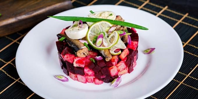 Salat med dåse fisk, rødbeder og gulerødder: en simpel opskrift 