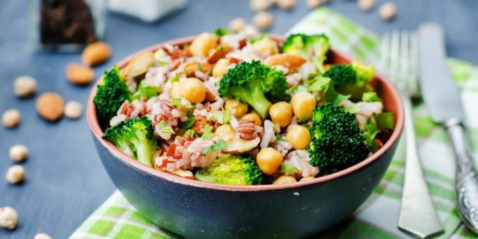 Salat med broccoli, kikærter, brune ris og citrondressing