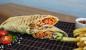 Shawarma med kyllingekarry, grøntsager og ost