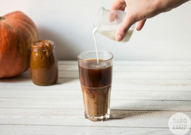 Pumpkin Latte: Hæld i kaffe og mælk