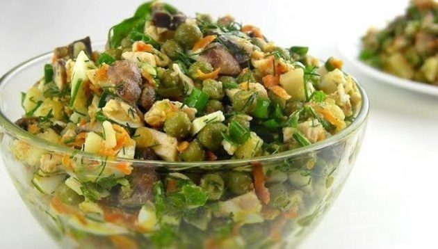 Salat med grønne ærter, kylling, svampe og kartofler