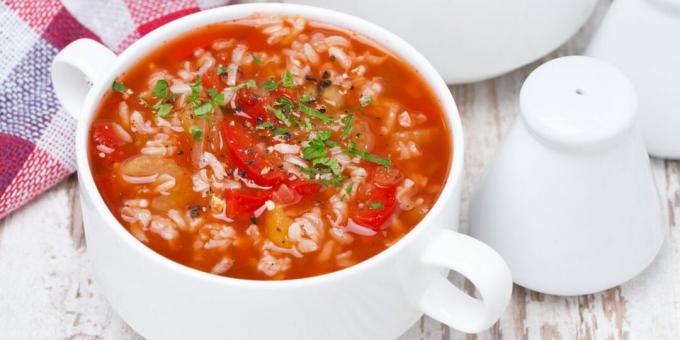 Tomatsuppe med oksekød, ris og peberfrugt