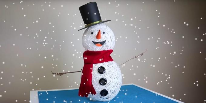 Hvordan man laver en snemand med sine hænder fra tråden