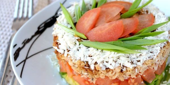 Salater uden mayonnaise: pust salat med avocado, tomat og pink laks