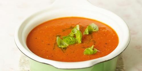 Tomat suppe med basilikum