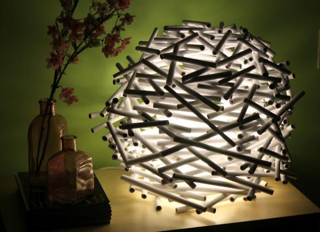 Lampeskærm lavet af avis rør