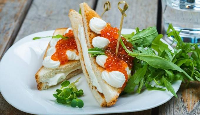 Varm sandwich med mozzarella og rød kaviar