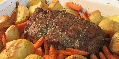 Hvordan at lave mad oksekød i ovnen: krydret oksekød med kartofler og gulerødder