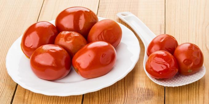 Sådan lage tomater med urter og hvidløg