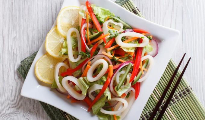 Enkel salat med blæksprutter og grøntsager