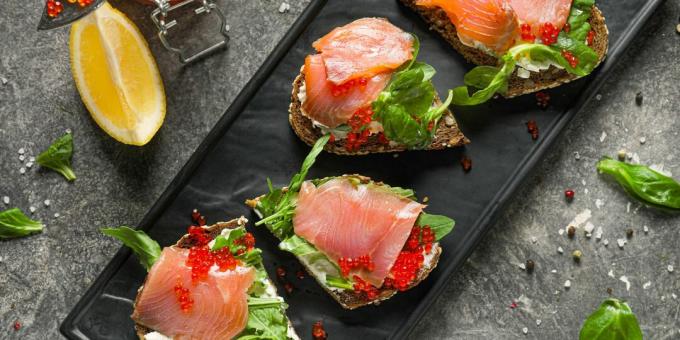 Sandwich med rød fisk, ost og kaviar