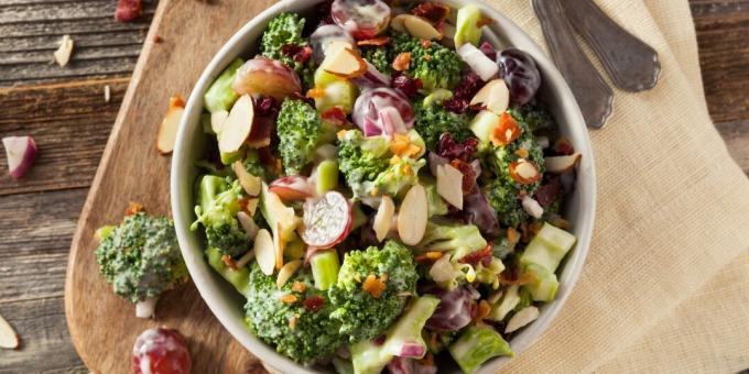 Broccolisalat med druer