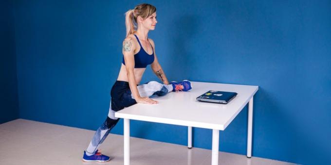 Workout på arbejdet: positur due på bordet