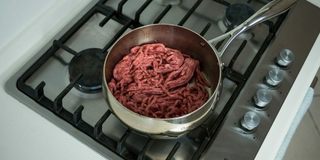Bagt aubergine med kød: lad det simre hakket kød ved svag varme