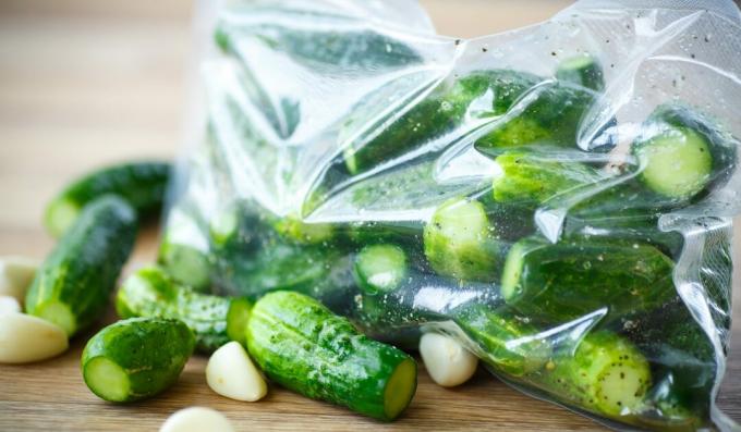 Let saltede agurker i en pose med hvidløg, dild og varm peber