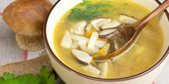 Suppe lavet med friske hvide svampe med semulje