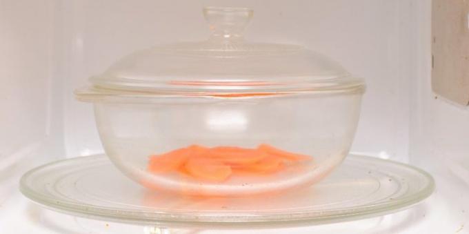 Hvordan og hvor meget at lave mad gulerod: Madlavning i mikrobølgeovn