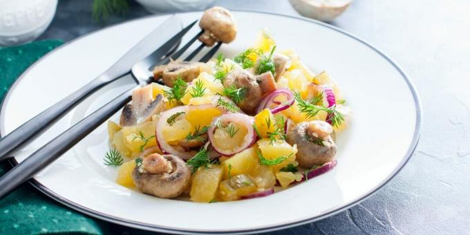Salat med syltede svampe og kartofler