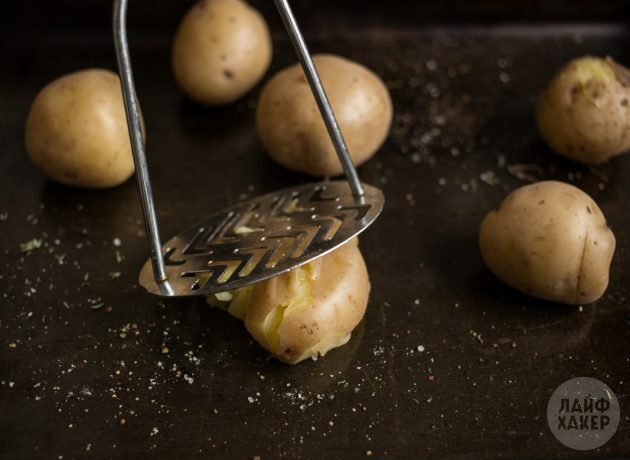 Sådan koges bagte kartofler i ovnen: knus knoldene med en gaffel eller purépresse