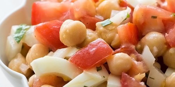 Salat med æg, tomater og kikærter