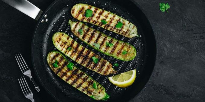 Stegt zucchini på en grillpande